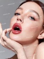رژ لب مدادی JUST KISSED رنگ RED VELVET شیگلم SHEGLAM - تصویر 2