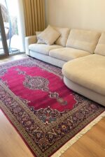 جفت فرش دستباف گل ابریشم کاشان لاکی قالیچه پود ابریشم لاکی کاشان نمای نزدیک بافت کهنه‌باف کاشان با پود ابریشم