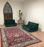 فرش دستباف چله ابریشم حسنی اصفهان ۵۵ رج لاکی نمای نزدیک گل ابریشم و نقش اصفهان قالیچه لاکی مرینوس اعلا با بافت ابریشم