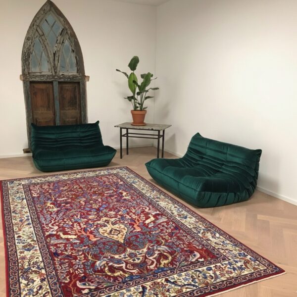 فرش دستباف چله ابریشم حسنی اصفهان ۵۵ رج لاکی نمای نزدیک گل ابریشم و نقش اصفهان قالیچه لاکی مرینوس اعلا با بافت ابریشم