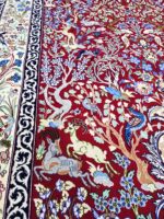 فرش دستباف چله ابریشم گل ابریشم حسنی اصفهان | ۵۵ رج | لاکی | زمینه مرینوس اعلا | قالیچه - تصویر 2