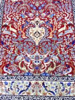 فرش دستباف چله ابریشم گل ابریشم حسنی اصفهان | ۵۵ رج | لاکی | زمینه مرینوس اعلا | قالیچه - تصویر 3