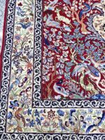 فرش دستباف چله ابریشم گل ابریشم حسنی اصفهان | ۵۵ رج | لاکی | زمینه مرینوس اعلا | قالیچه - تصویر 5