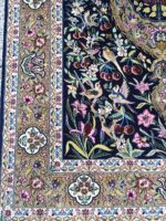 فرش دستباف چله ابریشم گل ابریشم اصفهان | ۵۵ رج | زمینه مرینوس اعلا | سورمه‌ای| قالیچه - تصویر 5
