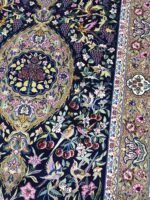 فرش دستباف چله ابریشم گل ابریشم اصفهان | ۵۵ رج | زمینه مرینوس اعلا | سورمه‌ای| قالیچه - تصویر 3