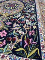 فرش دستباف چله ابریشم گل ابریشم اصفهان | ۵۵ رج | زمینه مرینوس اعلا | سورمه‌ای| قالیچه - تصویر 4